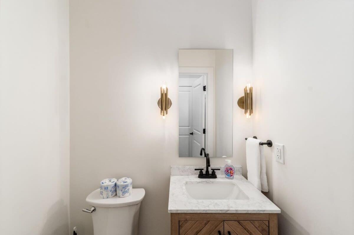 Apartament Luxury Escape 4br 3 Bath Oasis In Historic Old Town *